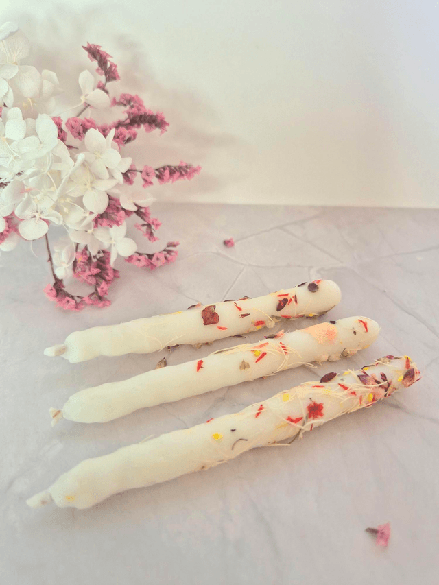 Bougies larmes de cire et son bougeoir or et blanc